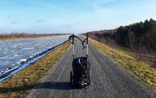 Serviceweg am Elbe Seitenkanal, mein Pilgerwagen im Vordergrund