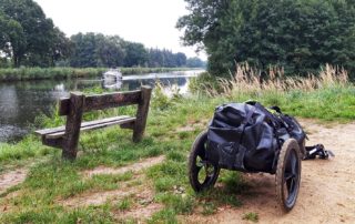 Pilgerwagen vor Bank am Elbe-Lübeck-Kanal