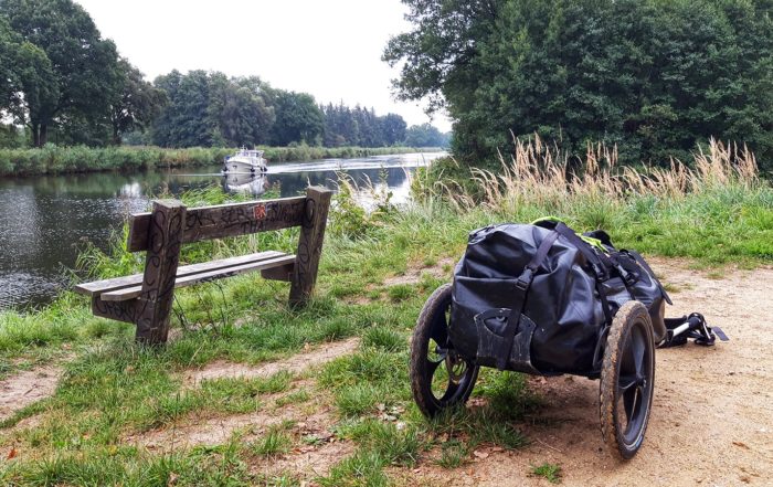 Pilgerwagen vor Bank am Elbe-Lübeck-Kanal